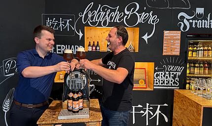 Stoßen gemeinsam an: Christian Klemenz Bierothek-Gründer (links) und David Hertl, Leiter der Bamberger Bierothek-Filiale in Bamberg. Stoßen gemeinsam an: Christian Klemenz Bierothek-Gründer (links) und David Hertl, Leiter der Bamberger Bierothek-Filiale in Bamberg.