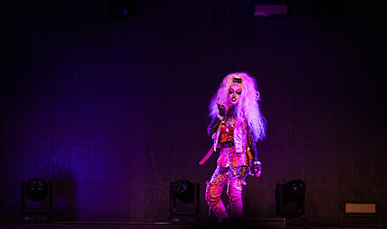 Drag-Show beim Kontakt-Festival Bamberg Dolly Rotten hatte einen umjubelten Auftritt.