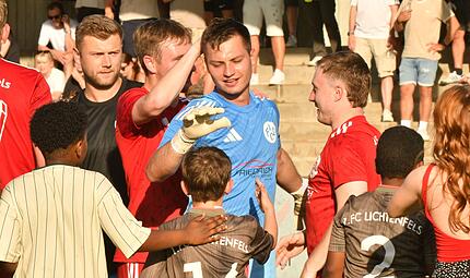 Der FC Lichtenfels um Torwart Felix Angermüller (in blau) spielt im Landesliga-Relegationsrückspiel gegen Herzogenaurach nicht nur für sich selbst. Der FC Lichtenfels um Torwart Felix Angermüller (in blau) spielt im Landesliga-Relegationsrückspiel gegen Herzogenaurach nicht nur für sich selbst.