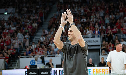 Bei seiner Rückkehr wird Nikos Zisis von den Fans in der Brose-Arena gefeiert. Bei seiner Rückkehr wird Nikos Zisis von den Fans in der Brose-Arena gefeiert.