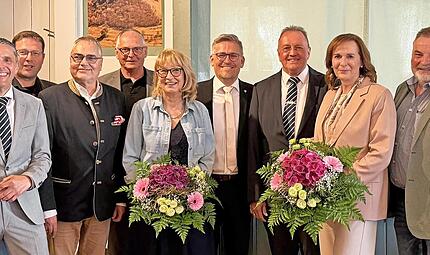 Etliche Großheirather Gemeinderäte und Altbürgermeister Udo Siegel (vierter von rechts) sind mit dem 30. April aus dem Amt geschieden. Sie wurden feierlich verabschiedet. Etliche Großheirather Gemeinderäte und Altbürgermeister Udo Siegel (vierter von rechts) sind mit dem 30. April aus dem Amt geschieden. Sie wurden feierlich verabschiedet.