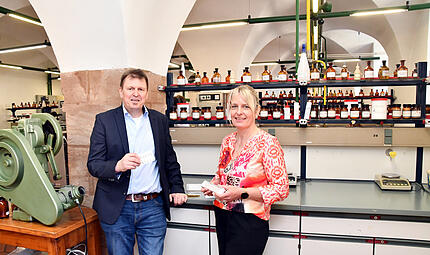 „Wir bilden die Lotsen des Gesundheitswesens aus“: Schulleiter Dr. Edgar Gräf und seine Stellvertreterin Sandra Murmann in den Räumen der Kulmbacher PTA-Schule. „Wir bilden die Lotsen des Gesundheitswesens aus“: Schulleiter Dr. Edgar Gräf und seine Stellvertreterin Sandra Murmann in den Räumen der Kulmbacher PTA-Schule.
