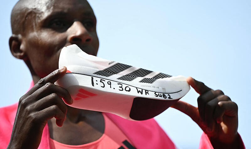 Adidas: Sabastian Sawe und sein Weltrekord-Schuh Sie haben die magische Marathon-Weltrekord-Marke von zwei Stunden geknackt: Sabastian Sawe posiert mit seinem brandneuen Adidas-Schuh, auf den er seine Siegerzeit notiert hat: 1:59:30.