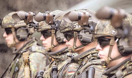 Bewaffnete Grenadiere der Bundeswehr. Die Truppe soll besser ausgerüstet werden – doch es gibt Hindernisse. Bewaffnete Grenadiere der Bundeswehr. Die Truppe soll besser ausgerüstet werden – doch es gibt Hindernisse.