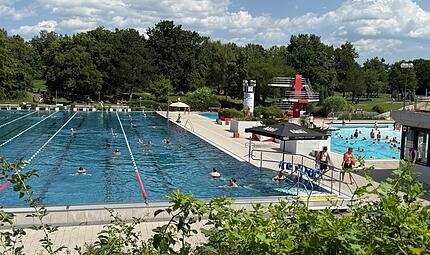 Bad Derzeit heizt die Sonne das Wasser im Freibad Höchstadt auf angenehme 25 Grad.
