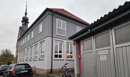 Das alte Schulgebäude in Modlos und die Feuerwehrgarage daneben sollen abgerissen werden. An ihrer Stelle soll ein modernes kombiniertes Gebäude für die Feuerwehr und Dorfgemeinschaft entstehen. Das alte Schulgebäude in Modlos und die Feuerwehrgarage daneben sollen abgerissen werden. An ihrer Stelle soll ein modernes kombiniertes Gebäude für die Feuerwehr und Dorfgemeinschaft entstehen.
