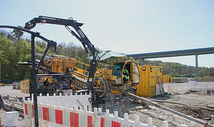 Suedlink Baustelle Münnerstadt Maßbach TransnetBW Die "HDD Rig" bohrt sich durch das Gestein.