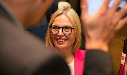 Martina Hebendanz (CSU) - OB-KandidatinForchheim & Fränkische Schweiz So sehen Siegerinnen aus: Martina Hebendanz (CSU) holt bei der Forchheimer OB-Wahl die meisten Stimmen. Am 22. März stellt sie sich Amtsinhaber Uwe Kirschstein in der Stichwahl.