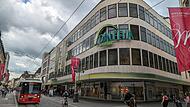 Am vergangenen Freitag wurde bekannt, dass Galeria Karstadt Kaufhof in Würzburg überraschend fortbestehen kann. Am vergangenen Freitag wurde bekannt, dass Galeria Karstadt Kaufhof in Würzburg überraschend fortbestehen kann.