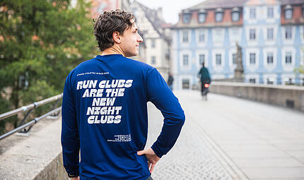 Neues Bild Die vier Freunde haben auch eine eigene Laufmarke entworfen - jeweils mit markanten Sprüchen auf der Rückseite der Shirts.