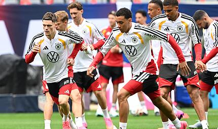 Die deutsche Nationalmannschaft Deutschland in Chicago mit Florian Wirtz und Jamal Musiala (r.) beim Training vor dem WM-Testspiel gegen die USA. Und daheim in Deutschland? Kein Spur von Sommermärchen. Die deutsche Nationalmannschaft Deutschland in Chicago mit Florian Wirtz und Jamal Musiala (r.) beim Training vor dem WM-Testspiel gegen die USA. Und daheim in Deutschland? Kein Spur von Sommermärchen.