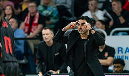 Baskets-Coach Jesus Ramirez musste am Mittwochabend nach seinem zweiten technischen Foul gegen Murcia den Halleninnenraum verlassen. Baskets-Coach Jesus Ramirez musste am Mittwochabend nach seinem zweiten technischen Foul gegen Murcia den Halleninnenraum verlassen.