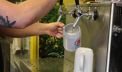 Bier zapfen ForchheimForchheim & Fränkische Schweiz Bei gutem Wetter werden im Landkreis Forchheim wieder hunderte Seidla in den Brauereien und auf den Bierkellern gezapft. Doch wie teuer ist der halbe Liter Bier heuer?