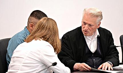 Der Angeklagte aus Albanien (verdeckt durch eine Dolmetscherin) im Gespräch mit seinem Rechtsanwalt Anselm Schanz aus Hannover. Eine Polizeikontrolle bei Herzogenaurach wurde ihm zum Verhängnis. Der Angeklagte aus Albanien (verdeckt durch eine Dolmetscherin) im Gespräch mit seinem Rechtsanwalt Anselm Schanz aus Hannover. Eine Polizeikontrolle bei Herzogenaurach wurde ihm zum Verhängnis.