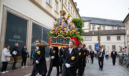 Fronleichnamsprozession 2026 in BambergGottesdienst und Fronleichnamsprozession 2026 in Bamberg Fronleichnamsprozession 2026 in BambergGottesdienst und Fronleichnamsprozession 2026 in Bamberg