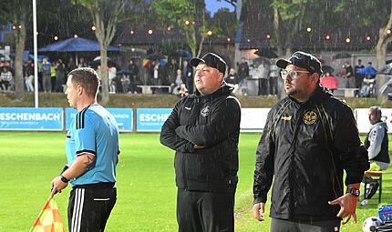 Trainer Lukas Kling (Mitte) und Torwarttrainer Fabian Kolb empfangen mit der SpVgg Bayreuth den SV Wacker Burghausen. Trainer Lukas Kling (Mitte) und Torwarttrainer Fabian Kolb empfangen mit der SpVgg Bayreuth den SV Wacker Burghausen.
