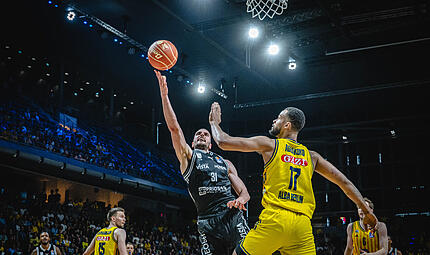 Basketball Alba vs Bamberg Zum Center-Duell zwischen Daniel Keppeler (links) und Norris Agbakoko kommt es diesmal nicht. Der Berliner "Big Man" fällt lange Zeit aus.