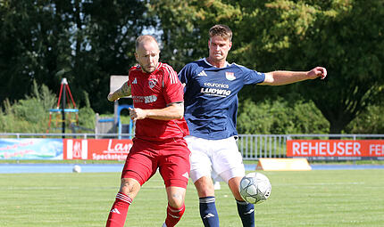 Der Burgebracher Johannes Gebhart und Domenic Lauerbach vom TSV Mönchröden kämpfen um den Ball. Der Burgebracher Johannes Gebhart und Domenic Lauerbach vom TSV Mönchröden kämpfen um den Ball.