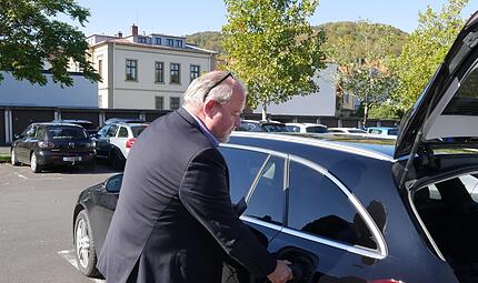 Dieser Kunde lädt sein E-Auto an der Ladestation der Stadtwerke am Parkplatz Tattersall auf. Dieser Kunde lädt sein E-Auto an der Ladestation der Stadtwerke am Parkplatz Tattersall auf.