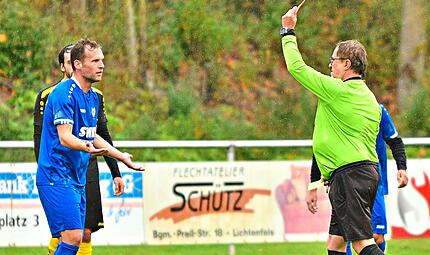 Schwabthaler sieht rot Bereits nach 27 Minuten schickte Schiedsrichter Roland Ströhlein (r.) den Schwabthaler Spielertrainer Lukas Engelmann vom Feld. Am Ende setzte es für die „Schwodler“ eine 0:3-Niederlage gegen die „Siedler“.