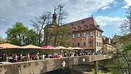 Am Mittwochabend wurden die Biergarnituren auf der Unteren Brücke von vielen Menschen genutzt. Am Mittwochabend wurden die Biergarnituren auf der Unteren Brücke von vielen Menschen genutzt.