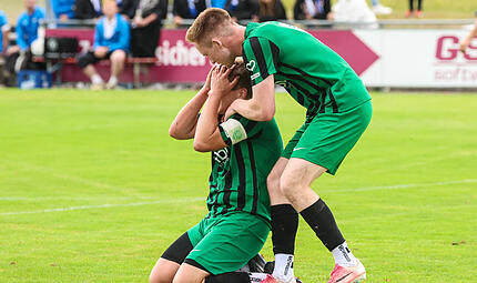 Emotionaler Jubel: Der TSV Neukenrother Felix Maurer (am Boden) schoss das zwischenzeitliche 2:1 und beendete damit seine Torflaute. Zuletzt traf er im April dieses Jahres beim 3:1-Sieg gegen Kemmern. Emotionaler Jubel: Der TSV Neukenrother Felix Maurer (am Boden) schoss das zwischenzeitliche 2:1 und beendete damit seine Torflaute. Zuletzt traf er im April dieses Jahres beim 3:1-Sieg gegen Kemmern.