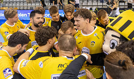 Für Sven Weßeling (Mitte, links von Maskottchen Vestus) und Tin Kontrec (Mitte, mit Bart) ist das Gastspiel in der Merkur-Arena am Freitagabend die Rückkehr an die alte Wirkungsstätte. Für Sven Weßeling (Mitte, links von Maskottchen Vestus) und Tin Kontrec (Mitte, mit Bart) ist das Gastspiel in der Merkur-Arena am Freitagabend die Rückkehr an die alte Wirkungsstätte.