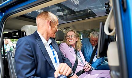 Erste Realfahrt eines autonomen Fahrzeugs unter neuen Bedingungen Erste Realfahrt eines autonomen Fahrzeugs unter neuen Bedingungen
