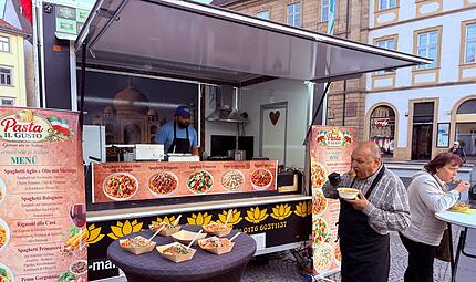 Das Food-Truck-Festival 2026 erfüllte Magen, Seele und Augen. Schon Goethe wusste: „Das Essen soll zuerst das Auge erfreuen und dann den Magen."Food Truck Festival 2026 Das Food-Truck-Festival 2026 erfüllte Magen, Seele und Augen. Schon Goethe wusste: „Das Essen soll zuerst das Auge erfreuen und dann den Magen."Food Truck Festival 2026