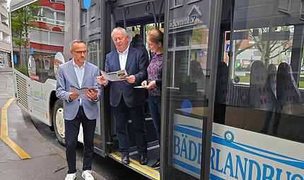 Freizeitbuslinien Landkreis Bad Kissingen Landrat Thomas Bold (Mitte) mit Jürgen Metz (Abteilungsleiter Kreisangelegenheiten) und Nora Schwetje (Kreisentwicklung und ÖPNV) am Bäderlandbus, einem von vier Linien der Freizeitbuslinie des Landkreises.