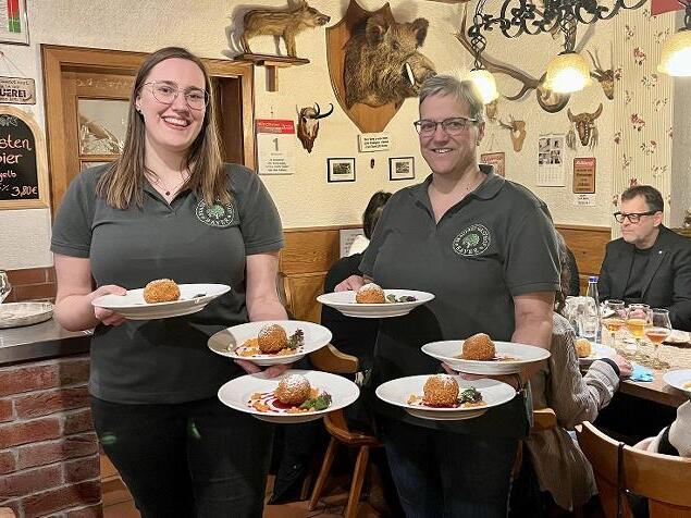 Tradition und Innovation sind kein Widerspruch: Irmgard und Stefanie Bayer präsentieren gebackenes Vanilleeis mit Fruchtkaviar. Tradition und Innovation sind kein Widerspruch: Irmgard und Stefanie Bayer präsentieren gebackenes Vanilleeis mit Fruchtkaviar.