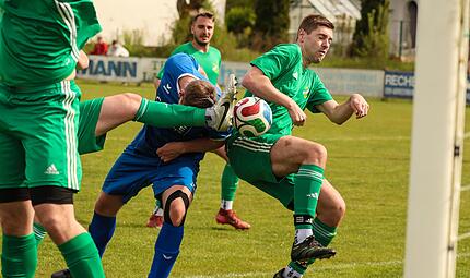 Enger Zweikampf im Neuseser Torraum zwischen Philipp Leutbecher (grün) und dem Ludwigsstadter Torschützen Julian Förtsch, bei dem noch ein Neuseser das Bein dazwischen bringt. Enger Zweikampf im Neuseser Torraum zwischen Philipp Leutbecher (grün) und dem Ludwigsstadter Torschützen Julian Förtsch, bei dem noch ein Neuseser das Bein dazwischen bringt.