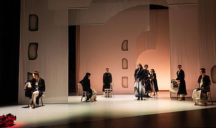 Bernarda (Mitte Kerstin Hänel) will ihr Haus schützen und verdammt ihre Töchter zu acht Jahren Gefangensein. Bernarda (Mitte Kerstin Hänel) will ihr Haus schützen und verdammt ihre Töchter zu acht Jahren Gefangensein.