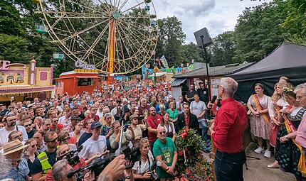 Annafest 2025 AnstichForchheim & Fränkische Schweiz Es ist das Event des Forchheimer Jahres: das Annafest. Allerdings bilden sich seit zwei Jahren Sorgenfalten auf den Stirnen derer, die das Fest bezahlen müssen. Angesichts klammer Stadtkassen dürfe es keine Denkverbote mehr geben, sagt Forchheims Stadtpolitik unisono. Doch – gilt das auch fürs Annafest?