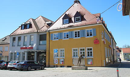 Frei gewordene Büroräume in ihrer Filiale in Höchstadt würde die Stadt- und Kreissparkasse für ein Technologietransferzentrum zur Verfügung stellen. Frei gewordene Büroräume in ihrer Filiale in Höchstadt würde die Stadt- und Kreissparkasse für ein Technologietransferzentrum zur Verfügung stellen.