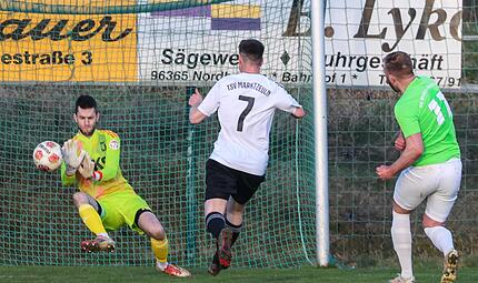 Mit einer Glanzparade wehrt Marktzeulns Keeper Luis Schrepfer den Torschuss von Alexander Fialkovski (grün) ab. Mit einer Glanzparade wehrt Marktzeulns Keeper Luis Schrepfer den Torschuss von Alexander Fialkovski (grün) ab.