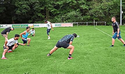 Wenn ein deutsches Wort fehlt, hilft Vormachen: Kevin Götz demonstriert seiner international besetzten Mannschaft im Training die Dehn-Übung. Sonny Adam Wenn ein deutsches Wort fehlt, hilft Vormachen: Kevin Götz demonstriert seiner international besetzten Mannschaft im Training die Dehn-Übung. Sonny Adam