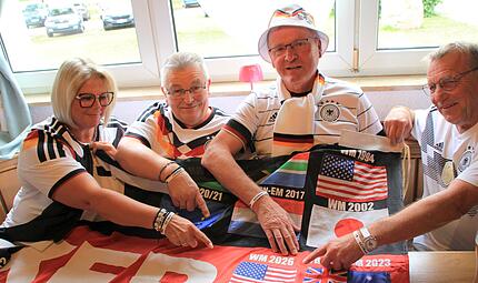 Vier Forchheimer und eine berühmte Fahne freuen sich auf die WM 2026 in Amerika (v.l.): Marion Kilian-Buresch, Harald Buresch, Edmund „Edi“ Kainer und Roland Sterzl. Vier Forchheimer und eine berühmte Fahne freuen sich auf die WM 2026 in Amerika (v.l.): Marion Kilian-Buresch, Harald Buresch, Edmund „Edi“ Kainer und Roland Sterzl.