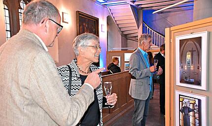 Dekan Friedrich Hohenberger mit Schirmherrin Berthild Sachs, Regionalbischöfin, bei der Vernissage in der Petrikirche.Uschi Prawitz Dekan Friedrich Hohenberger mit Schirmherrin Berthild Sachs, Regionalbischöfin, bei der Vernissage in der Petrikirche.Uschi Prawitz
