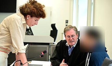 Landgericht Bamberg Schlägerei Rumänische Bauarbeiter Strullendorf Messer Eine Rumänisch-Dolmetscherin, Rechtsanwalt Moritz Schmitt-Fricke aus Mainz und einer der Angeklagten