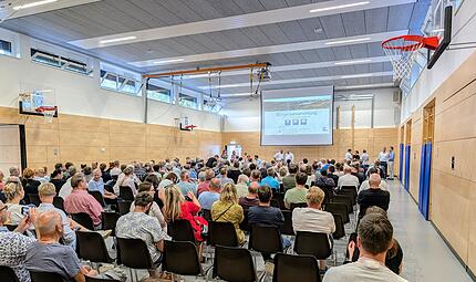 Nur wenige Plätze waren noch frei bei der Bürgerversammlung in Weidhausen. Der Übertragungsbetreiber Tennet musste sich vielen kritischen Fragen zum Thema Netzausbau stellen. Nur wenige Plätze waren noch frei bei der Bürgerversammlung in Weidhausen. Der Übertragungsbetreiber Tennet musste sich vielen kritischen Fragen zum Thema Netzausbau stellen.