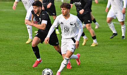 Norik Höhn zieht hier Luca Pulkrabek vom FSV Stadeln davon. Der Stürmer des FC Coburg erzielte am Dienstagabend drei Treffer. Norik Höhn zieht hier Luca Pulkrabek vom FSV Stadeln davon. Der Stürmer des FC Coburg erzielte am Dienstagabend drei Treffer.