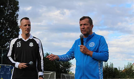 Lothar Matthäus (re.) hat sich bei seinem Jugendklub FC Herzogenaurach den Nachwuchsspielern in fünf Disziplinen gestellt. Lothar Matthäus (re.) hat sich bei seinem Jugendklub FC Herzogenaurach den Nachwuchsspielern in fünf Disziplinen gestellt.