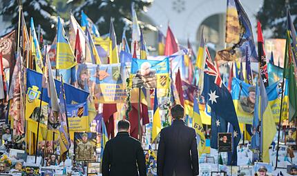 Auf diesem Foto nehmen der ukrainische Präsident Wolodymyr Selenskyj (l.) und Nato-Generalsekretär Mark Rutte an einer Gedenkfeier am Denkmal für gefallene ukrainische Soldaten in Kiew, Ukraine, teil. Auf diesem Foto nehmen der ukrainische Präsident Wolodymyr Selenskyj (l.) und Nato-Generalsekretär Mark Rutte an einer Gedenkfeier am Denkmal für gefallene ukrainische Soldaten in Kiew, Ukraine, teil.