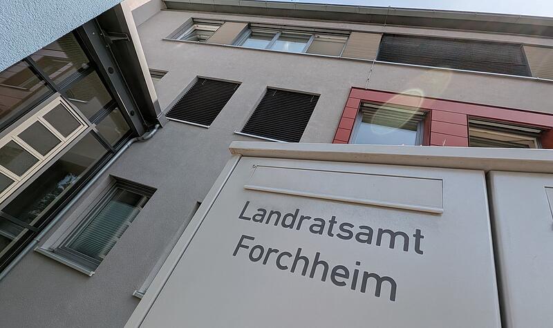 Symbolbild Landratsamt ForchheimForchheim & Fränkische Schweiz Im Kreis Forchheim herrscht 2026 die höchste Kreisumlage der Landkreisgeschichte. Das hat harte Folgen für die Gemeinden.