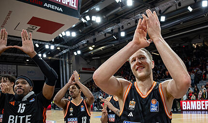 Christian Sengfelder (rechts) feierte im Hinspiel kurz nach Weihnachten mit seinen Teamkollegen einen überzeugenden 106:83-Auswärtserfolg in Bamberg. Christian Sengfelder (rechts) feierte im Hinspiel kurz nach Weihnachten mit seinen Teamkollegen einen überzeugenden 106:83-Auswärtserfolg in Bamberg.