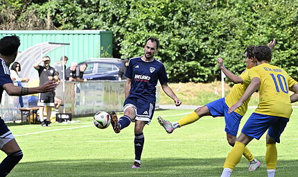 Lukas Pflaum (mit Ball) hatte zwischenzeitlich für den 1:1-Ausgleich für den TSV Mönchröden gesorgt. Lukas Pflaum (mit Ball) hatte zwischenzeitlich für den 1:1-Ausgleich für den TSV Mönchröden gesorgt.