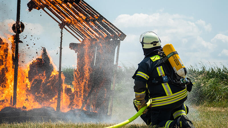 Auf dem Dorf ist die Feuerwehr eine Macht Auf dem Dorf ist die Feuerwehr eine Macht: Wie hier bei einer Schauübung der Freiwilligen Feuerwehr Hauptendorf