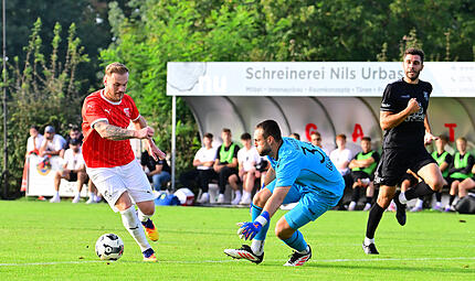 Leon Siefert (links) markierte im Hinspiel die 2:1-Führung des FSV Stadeln beim 3:2-Sieg über den FC Eintracht Bamberg um Torwart Benedikt Willert. Leon Siefert (links) markierte im Hinspiel die 2:1-Führung des FSV Stadeln beim 3:2-Sieg über den FC Eintracht Bamberg um Torwart Benedikt Willert.