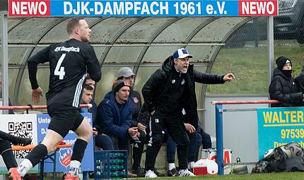 DJK Dampfach vs. TSV Karlburg, Dampfach, Salistadion Feierte mit seiner DJK Dampfach den zweiten Auswärtssieg in Folge: Trainer Oliver Kröner